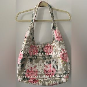 Robin Ruth Alaska shoulder bag with zipper‎ top closure.